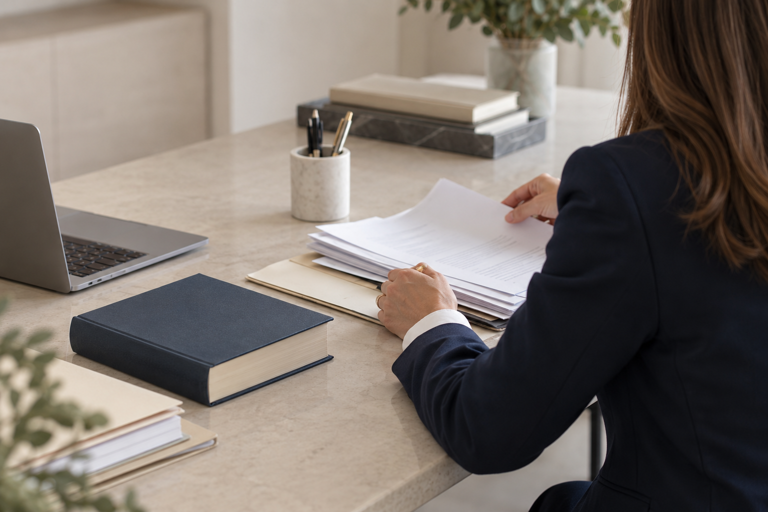 Procuradora trabajando con documentación judicial